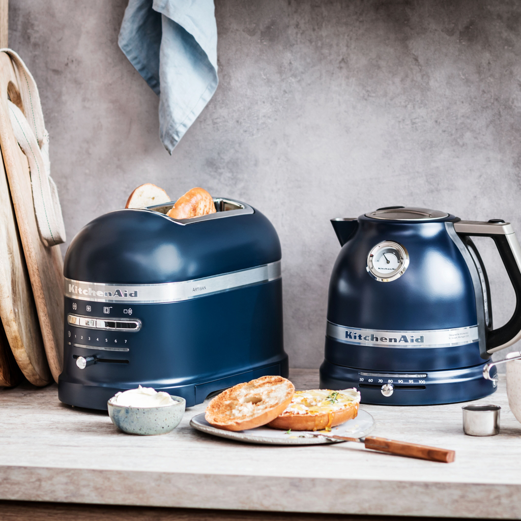 KitchenAid Artisan Frühstücksset inkl. Wasserkocher 5KEK1522, 2 Scheiben Toaster 5KMT2204 und Brötchenaufsatz